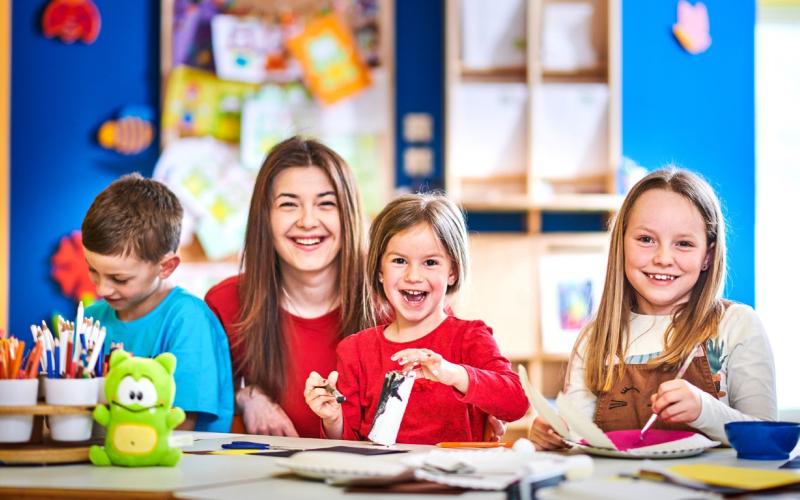 Eine Gruppe von Kindern beim Basteln im AIGO Familien und Sport Resort