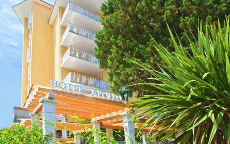 Zimmeransicht mit Balkon im Hotel Apollo