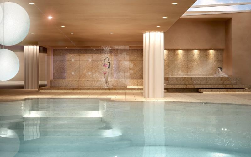 Zwei Gäste im Wellnessbereich mit Innenpool im Lifeclass-Komplex