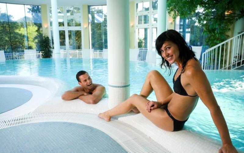 Imagebild des Wellnesshotels Allmer mit einem Paar in der Badelandschaft