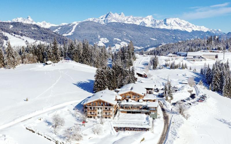 Luftbildaufnahme im Winter des Naturhotels Edelweiss im Winter
