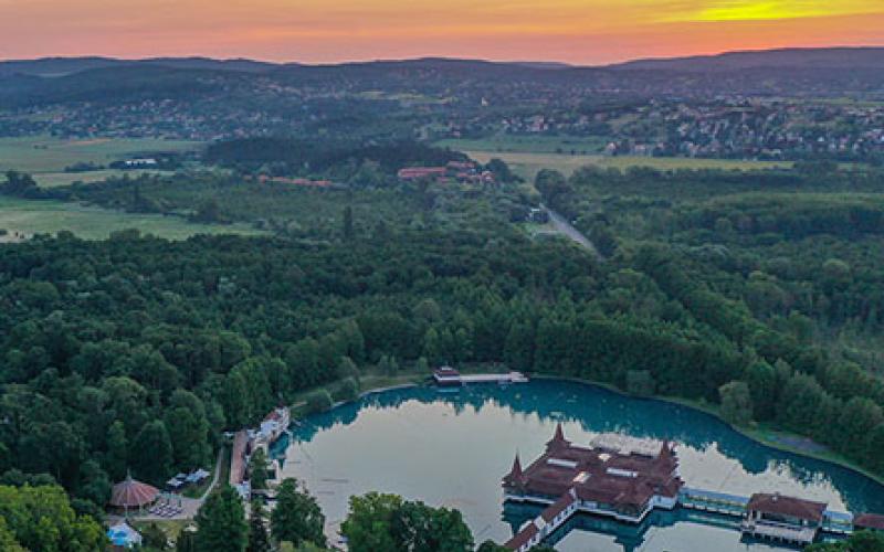 Blick auf das Heilbad HEVIZ in Ungarn in Abendstimmung