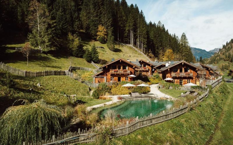Aussenansicht im Sommer des Chaletdorfes Auszeit