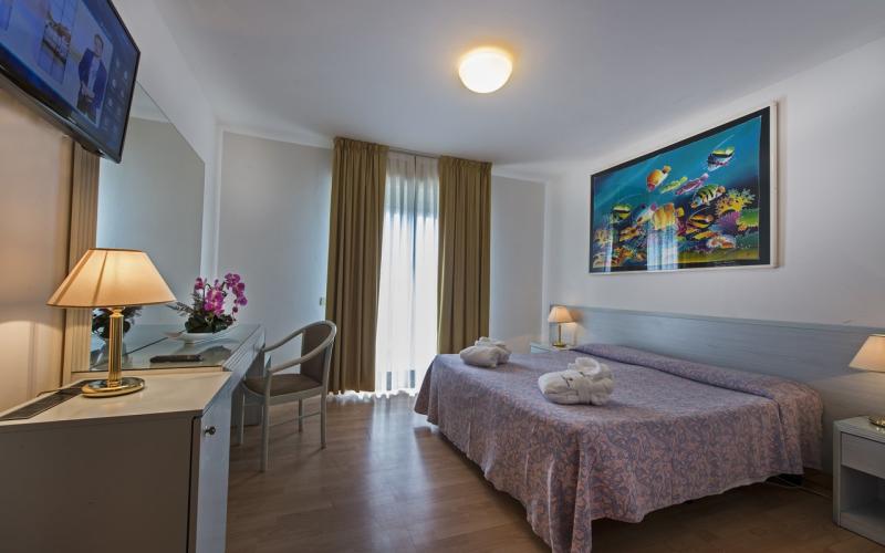 Beispiel eines Doppelzimmers mit Holzboden im Hotel Meridianus