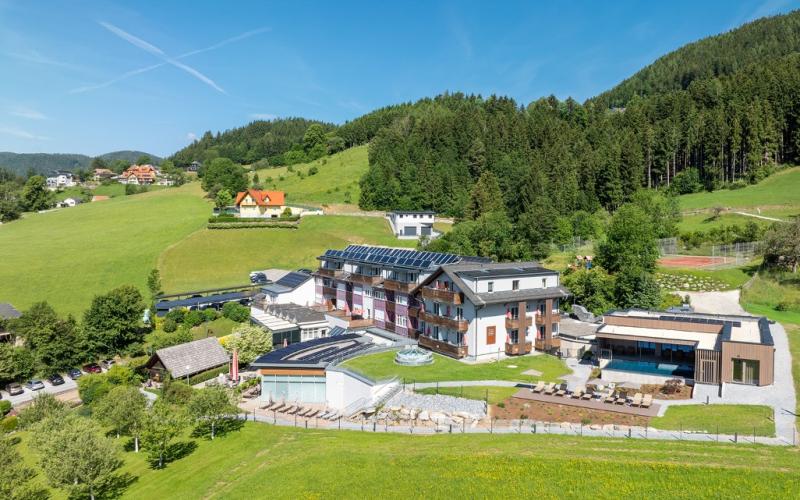 Aussenansicht des Hotels und der Umgebung des Vital Hotels Styria