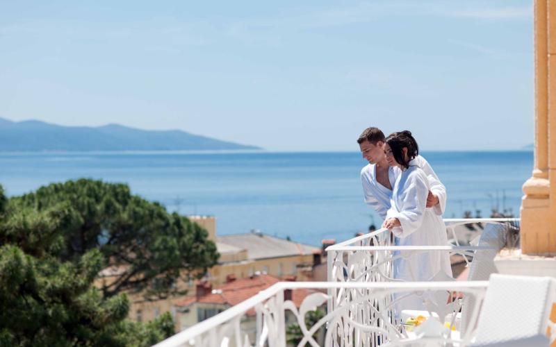 Ein Paar im Bademantel auf dem Balkon des Hotels Bristol Opatija