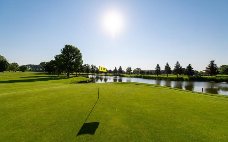 Blick auf den Golfplatz direkt vor dem Greenfield Hotel Golf und Spa