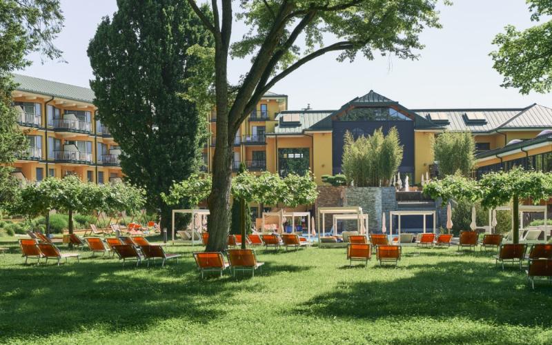 Aussenansicht des EurothermenResort Bad Schallerbach Hotel Paradiso mit Liegewiesen und Sonnenliegen