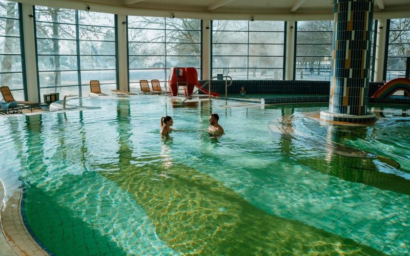 Zwei Gäste im Innenpool des Thermal Resorts Lendava