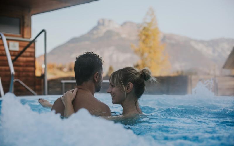 Paar schwimmt im Außenpool