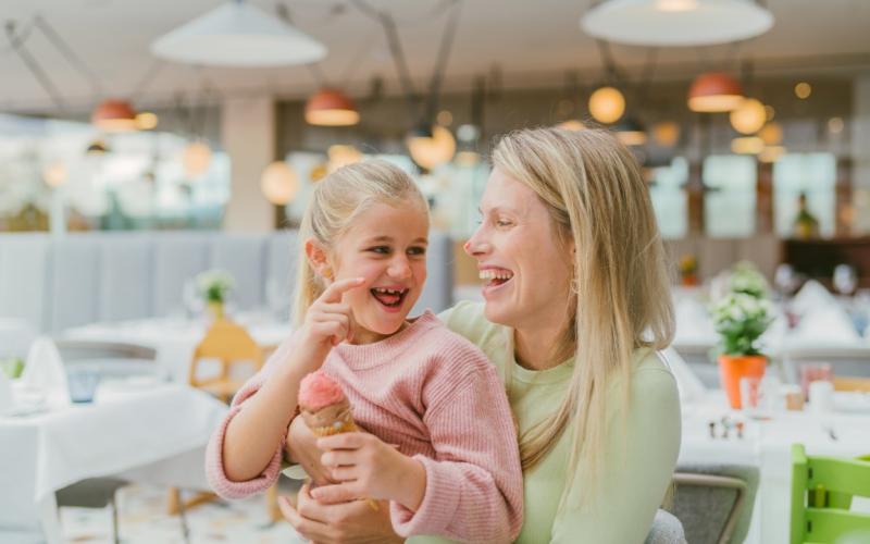 Mutter mit Tochter im Reiters First Familiy