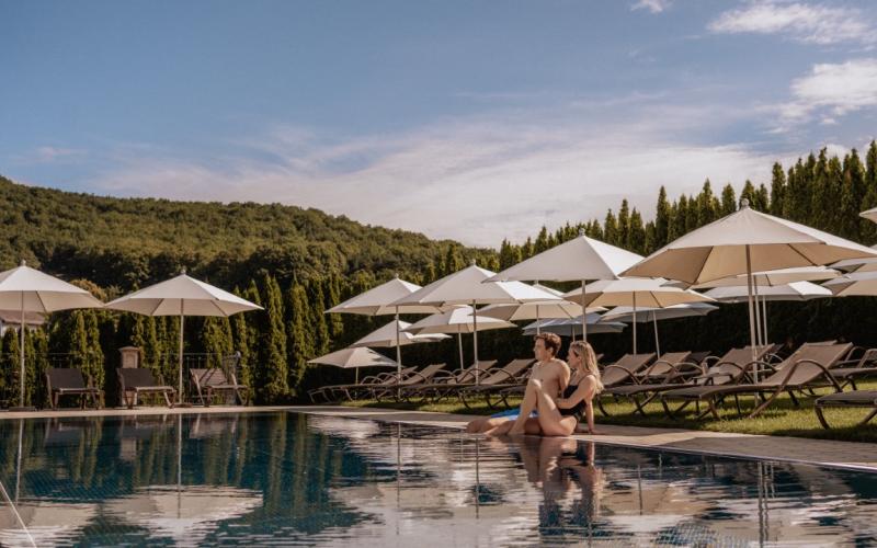 Paar am Aussenpool des Schlössl Hotels Kindl