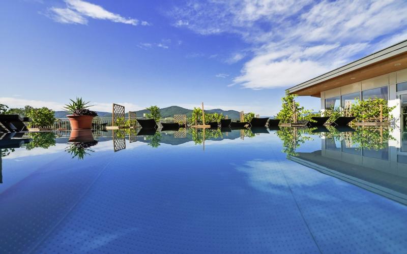 Schwimmbad des Gartenhotels und Weingut Pfeffel