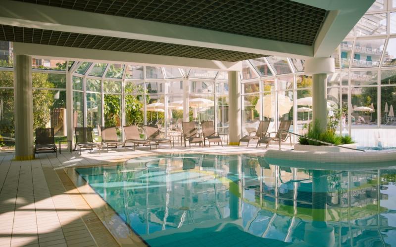 Innenpool mit vielen Liegen im Hotel Savoy Grado