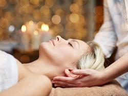 Nahaufnahme einer schönen jungen Frau mit geschlossenen Augen und Kopfmassage im Spa