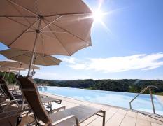 Aussenpool mit Liegen im Das Eisenberg - Ihr Resort am Dreiländereck