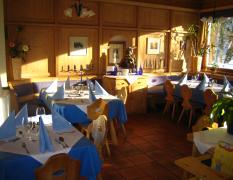 Restaurant mit gedeckten Tischen im Marco Polo Alpina Familien- und Sporthotel