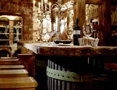 Blick in den Weinkeller mit Bar im Hotel Grossarler Hof