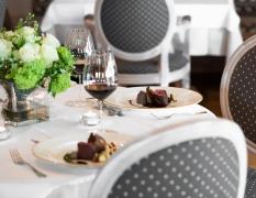 Blick auf einen gedeckten Tisch mit im Restaurant des Hotels Grossarler Hof
