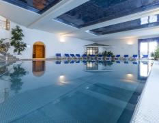 Innenpool mit  Liegen im Damülser Hof