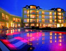 Aussenansicht des Parkhotels Bad Schallerbach mit Aussenpool in Abendstimmung
