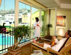 Zwei Gäste im Ruheraum des Parkhotels Bad Schallerbach mit Ausblick auf den Aussenbereich