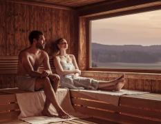 Zwei Gäste in der Sauna im Falkensteiner Genuss und Wohlfühlhotel Mühlviertel