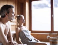 Zwei Gäste in der Sauna im Naturhotel Outside