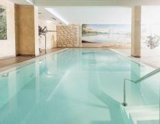 Schwimmbad im Innenbereich des Naturhotels Outside