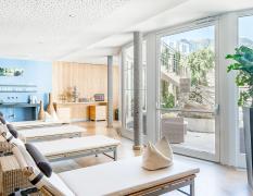 Ruheraum mit Teebar und Entspannungliegen im Hotel Apartment Andy