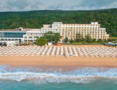 Strand und Gebäudefront des Grifid Hotels Encanto Beach MEDI SPA