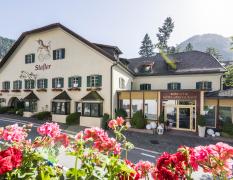 Aussenansicht des Romantik Hotels Stafler mit Blumen im Vordergrund