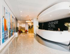 Moderner Empfangsbereich im Lindner Hotel Bratislava