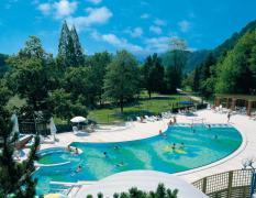 Aussenbereich mit Pools und Gästen im Hotel Zdravilisce Lasko
