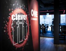 Logo von Clever Fit an der Wand in Rot gehalten