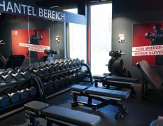 Freihantelbereich mit Bänken und Spiegel im CleverFit Liesing
