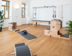 Blick in das Mel Pilates Studio mit den Geräten für das Einzeltraining