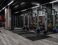 Geräumiger Freihantelbereich mit bunten Hanteln im CleverFit Klagenfurt Zentrum