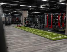 Kettlebells und freie Trainingsfläche für Crossfit im CleverFit Klagenfurt Zentrum