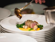 Angerichtete Speisen im Restaurant des Vulkanlandhotels Legenstein