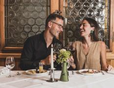 Seehotel Jägerwirt ****s Pärchen beim Abendessen im Restaurant des Seehotels Jägerwirt