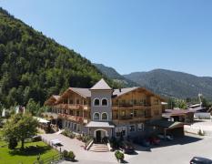 Landhotel Strasserwirt Aussenansicht des Landhotels Strasserwirt im Sommer