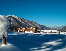 Landhotel Strasserwirt Landhotel Strasserwirt im Winter mit Sonnenschein