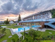 Aussenansicht mit Pools und Garten des Hotel-Restaurants Grimmingblick