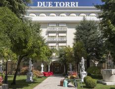 Blick auf die Hotelfassade des Hotels Due Torri