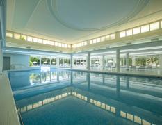 Blick auf den Aphrodite Innenpool im Hotel Due Torri