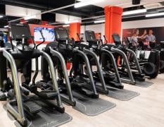 Cardiobereich mit Stairclimber und Crosstrainer im CleverFit Wien Neubau