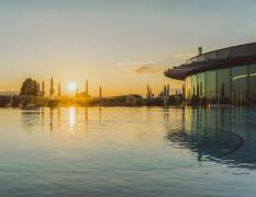 Reiters Supreme 5* Aussenansicht des Pools in Abendstimmung des Reiters Supreme Hotel