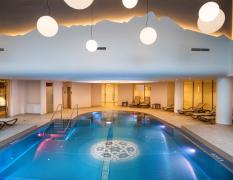 Innenpool mit Liegen im Hotel Norica