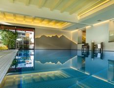 Innenpool des Hotels Alpina